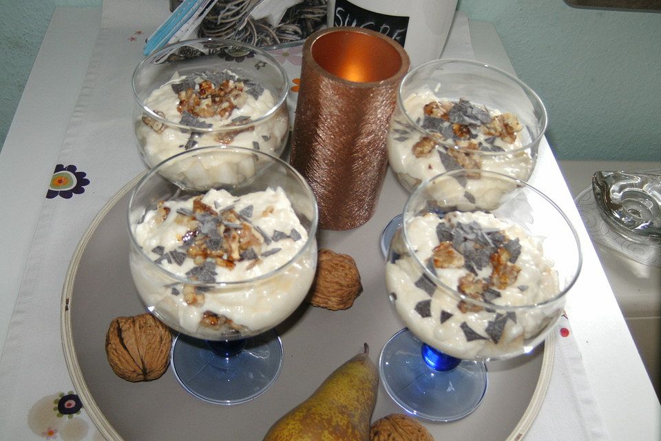 Birnen-Trifle mit Sahne und Walnusskrokant