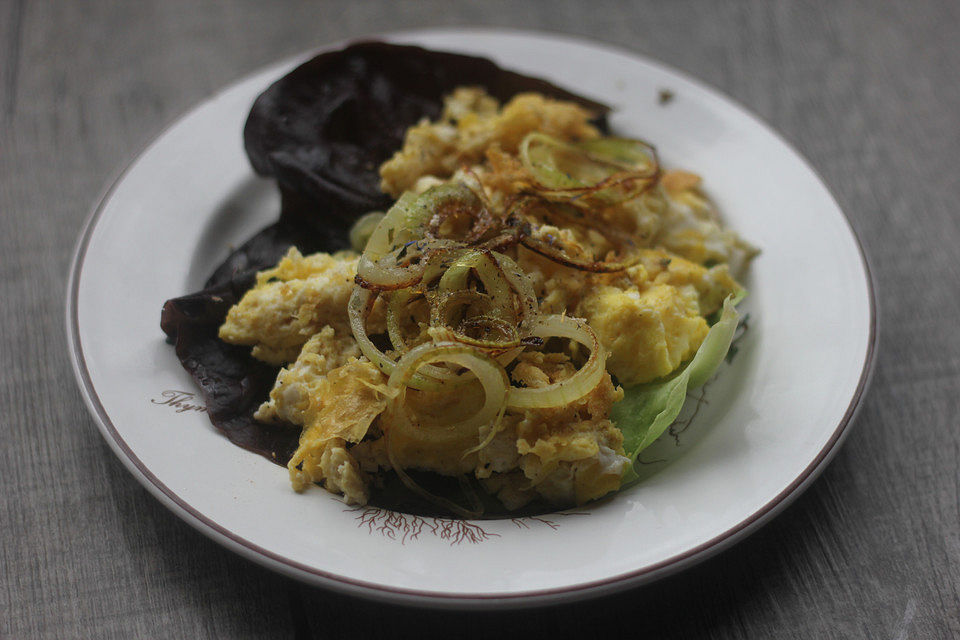 Rührei auf Salat und mit Trüffelöl-Zwiebeln