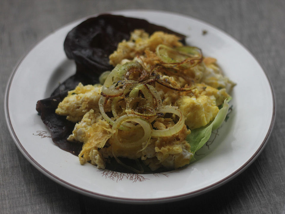 Rührei auf Salat und mit Trüffelöl-Zwiebeln von Bierbratl| Chefkoch