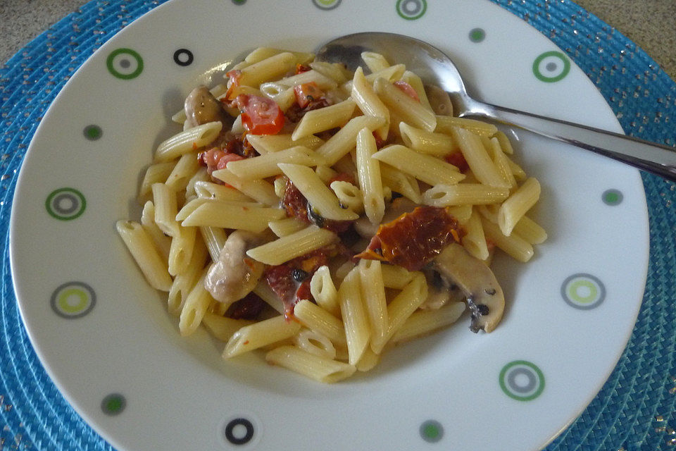 Fettuccine mit Champignons und getrockneten Tomaten