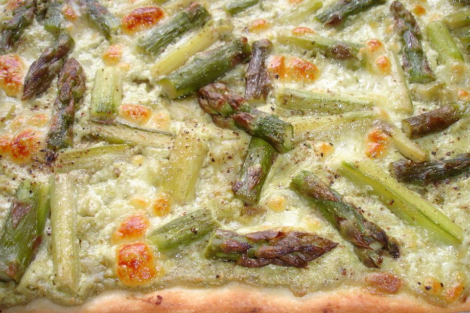 Flammkuchen mit Spargel und Mozzarella