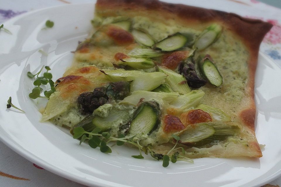 Flammkuchen mit Spargel und Mozzarella