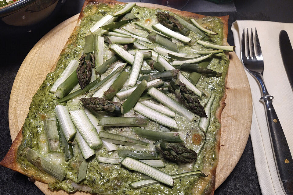 Flammkuchen mit Spargel und Mozzarella