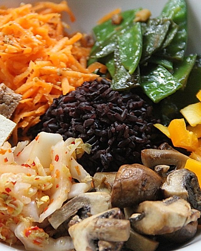 Asia-Bowl mit schnellem Kimchi und schwarzem Reis