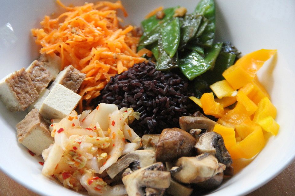 Asia-Bowl mit schnellem Kimchi und schwarzem Reis