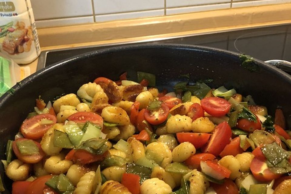 Gnocchipfanne mit Pak-Choi und Zuckerschoten