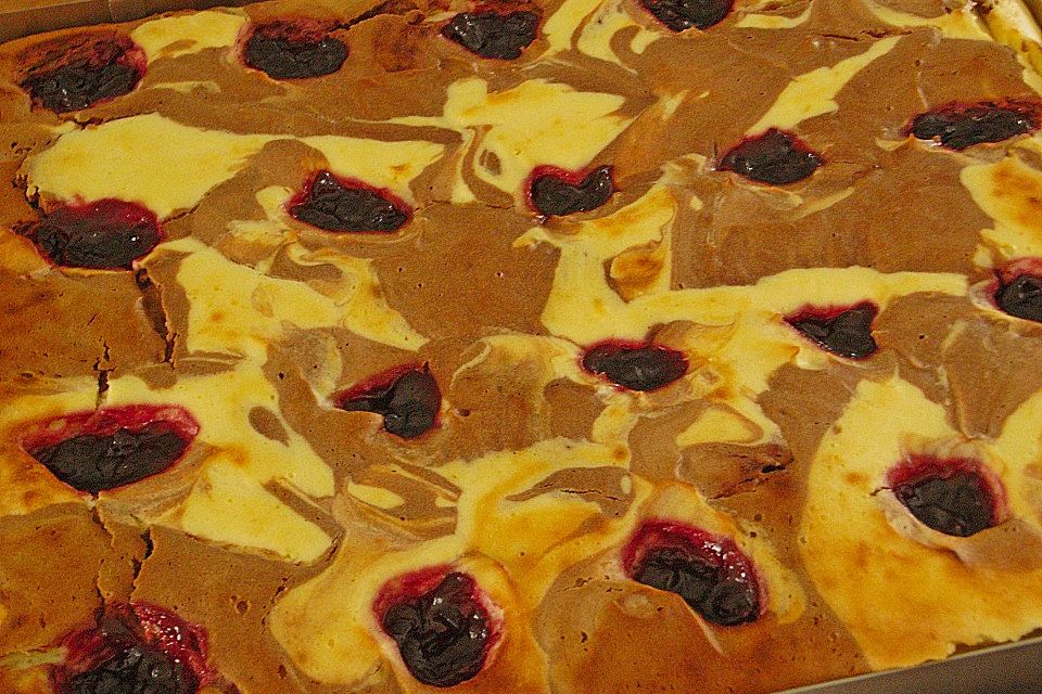 Marmorierter Käsekuchen vom Blech mit Preiselbeeren