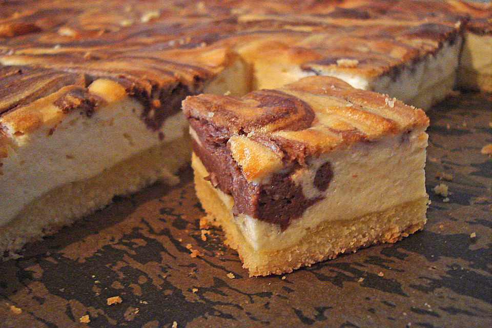 Marmorierter Käsekuchen vom Blech mit Preiselbeeren