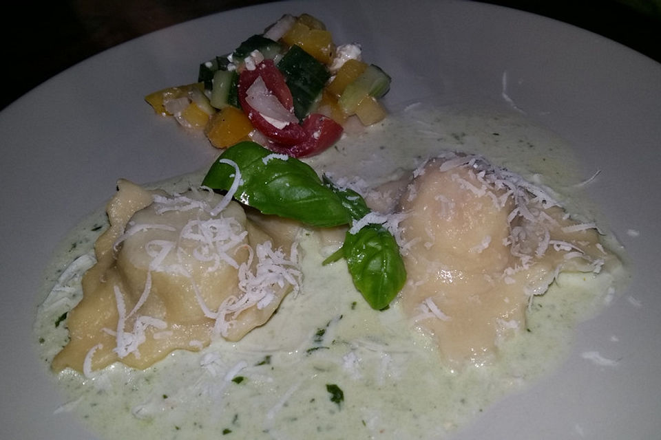 Zweierlei gefüllte Ravioli in Basilikum-Parmesan-Sauce