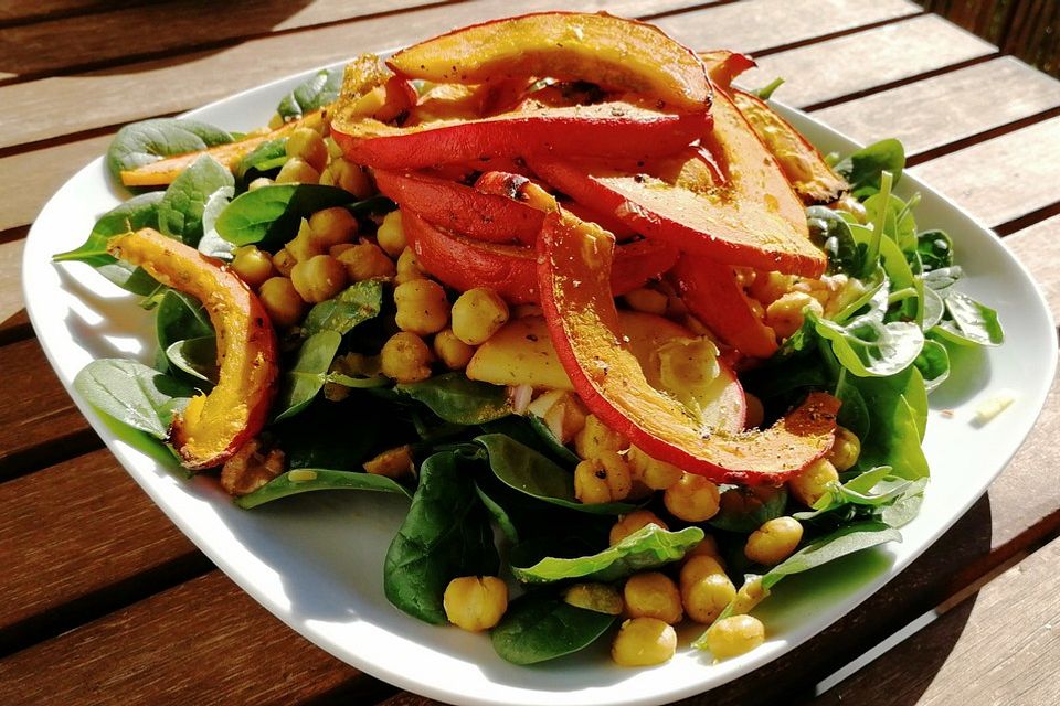 Herbstsalat mit Babyspinat, gebackenem Kürbis, Äpfeln, Walnüssen und Kichererbsen