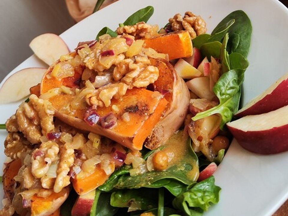 Herbstsalat mit Babyspinat, gebackenem Kürbis, Äpfeln, Walnüssen und ...