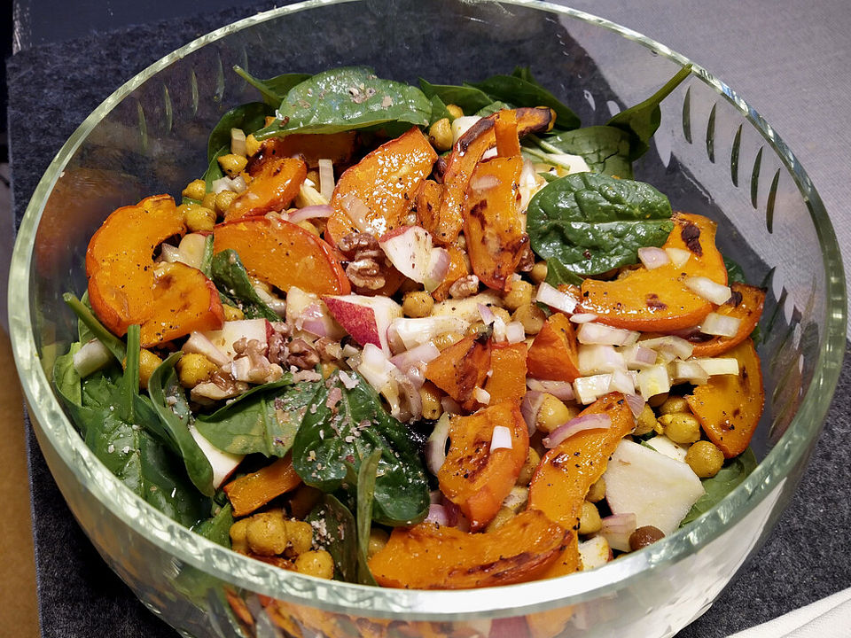 Herbstsalat mit Babyspinat, gebackenem Kürbis, Äpfeln, Walnüssen und ...