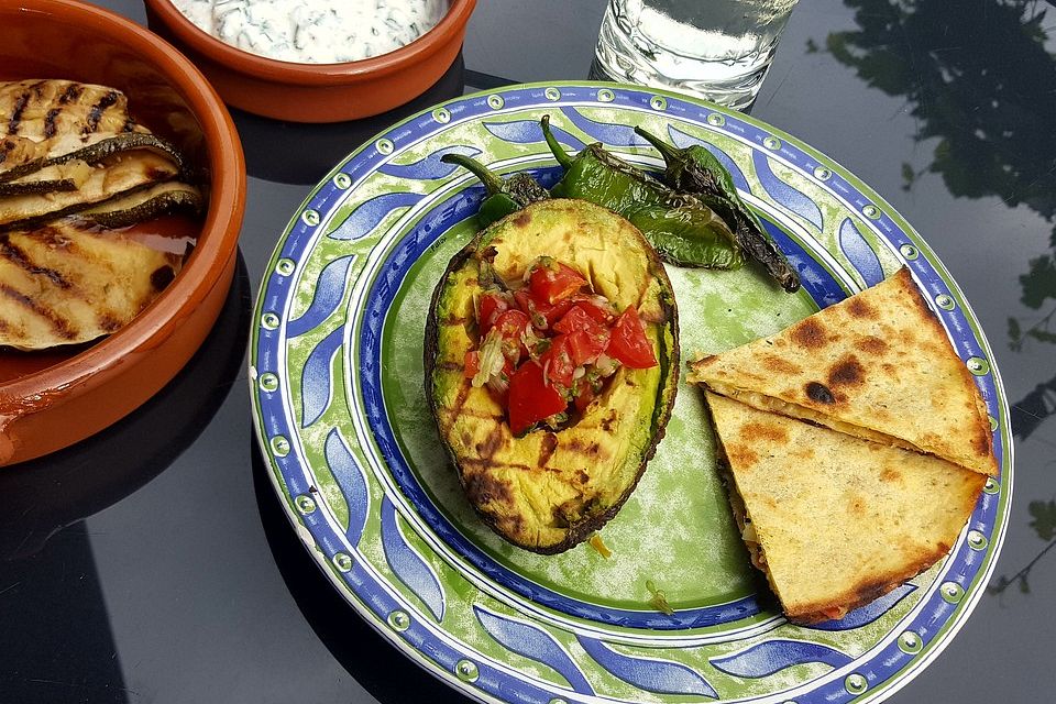 Gegrillte Avocado mit Pico de Gallo