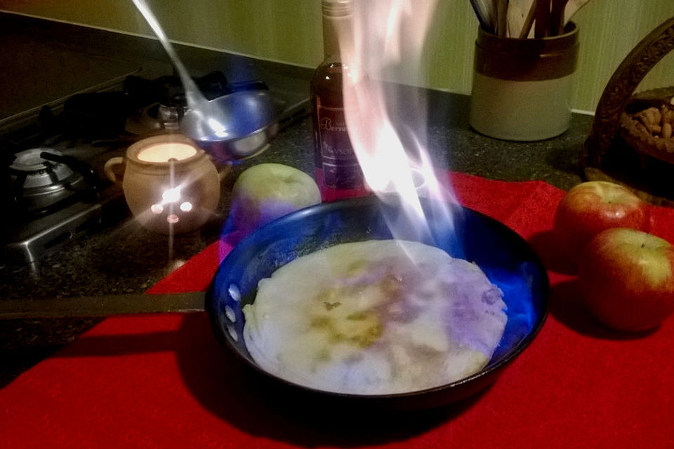 Apfelpfannkuchen mit Calvados flambiert Apfelpfannkuchen mit Calvados flambiert