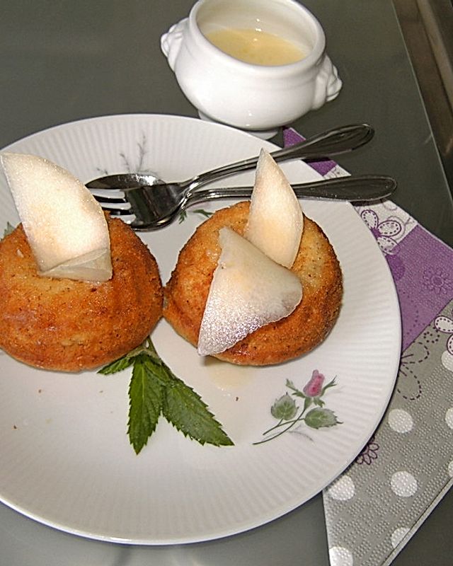 Minigugelhupfe mit Birnen und Karamellsauce