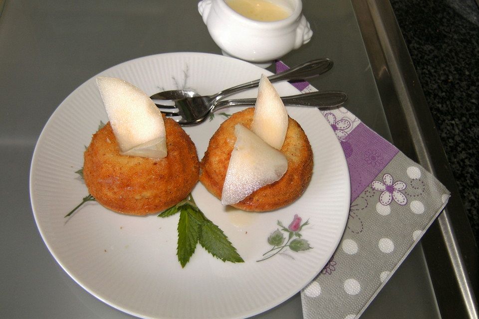 Minigugelhupfe mit Birnen und Karamellsauce