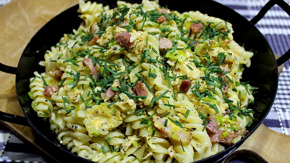 Deftige Nudelpfanne mit Speck, Zwiebeln und Ei von remi_liebt_backen ...