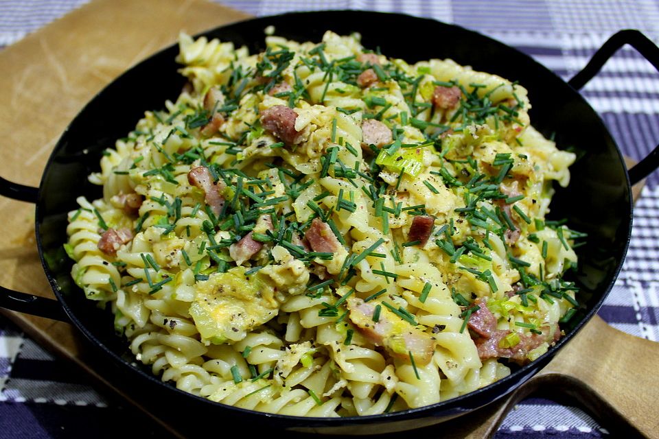 Deftige Nudelpfanne mit Speck, Zwiebeln und Ei