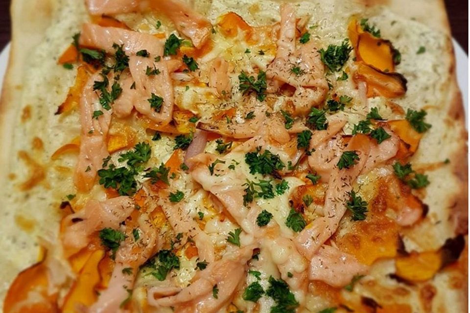 Flammkuchen mit Kürbis und Räucherlachs