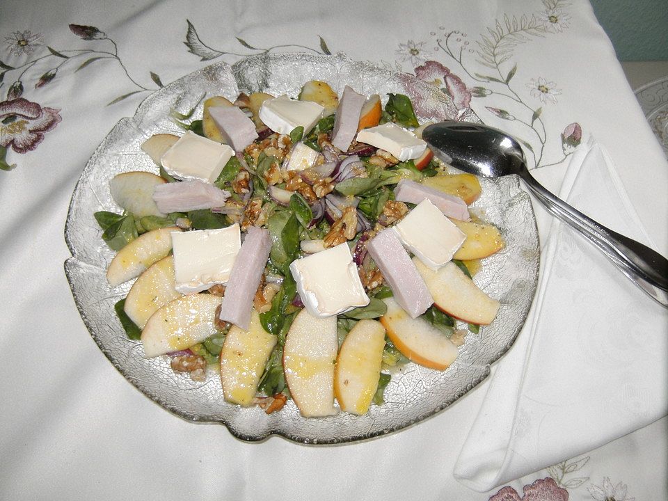 Herbstlicher Ackersalat mit Walnüssen, Äpfeln, Kasseler und Käse von ...