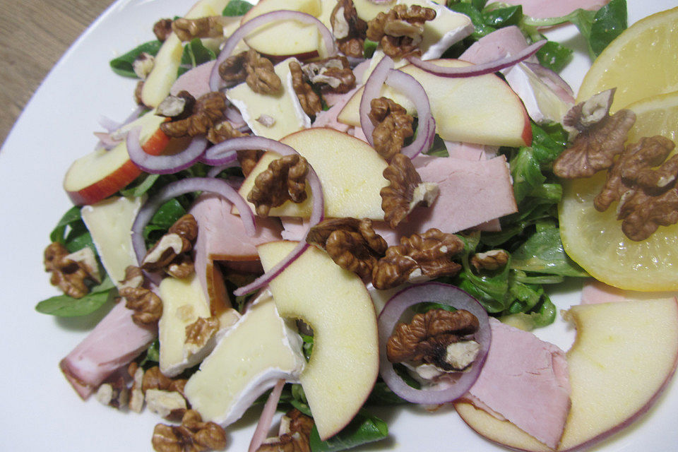 Herbstlicher Ackersalat mit Walnüssen, Äpfeln, Kasseler und Käse