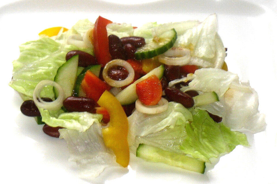 Pikanter Salat mit Kidneybohnen