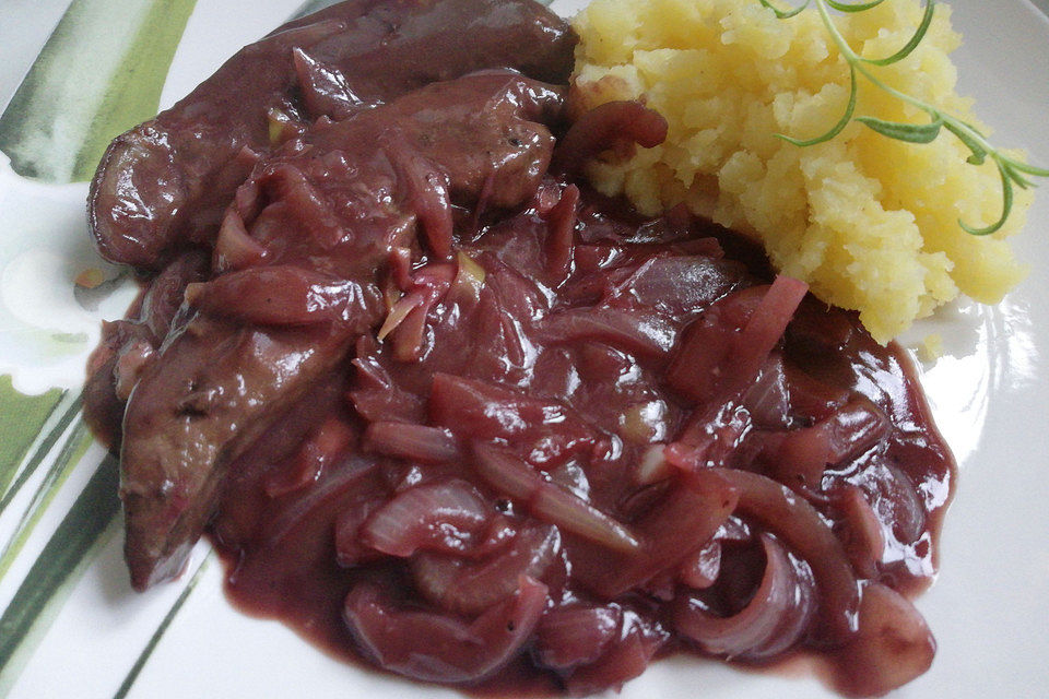 Wildschweinleber an karamellisierten Zwiebeln in Balsamico-Rotweinsoße