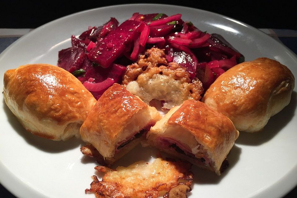 Mozzarella-Blätterteig-Päckchen mit Rote Bete-Salat