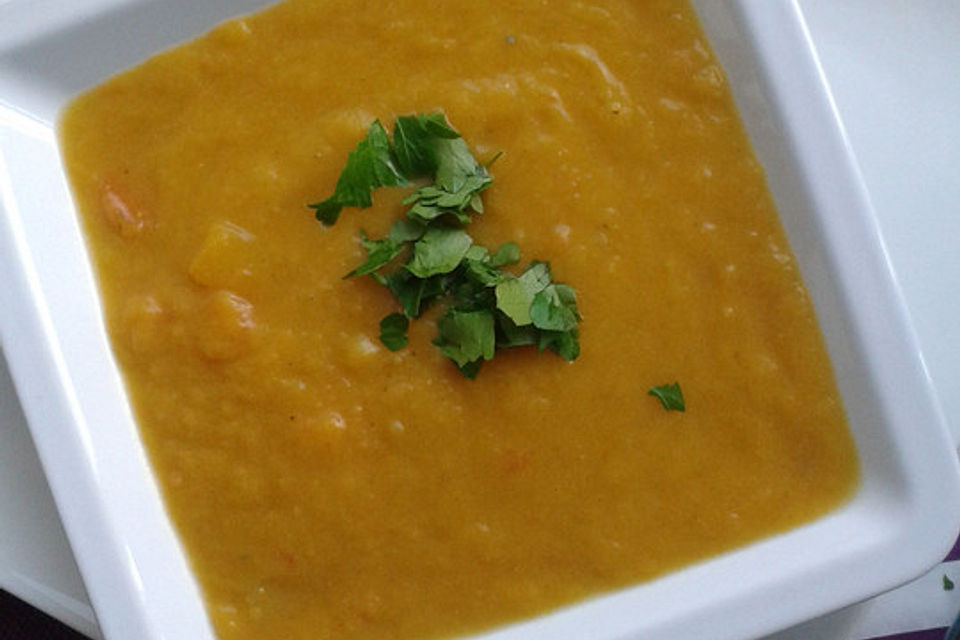 Süßkartoffel-Karotten-Kürbis-Currysuppe