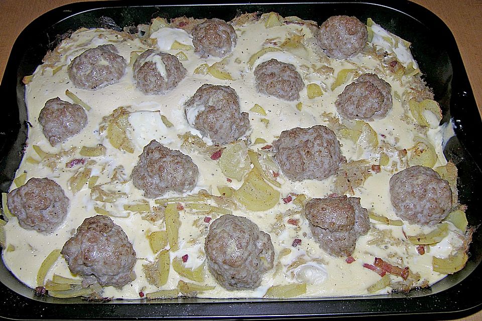 Bratwurstbällchen auf Sauerkraut