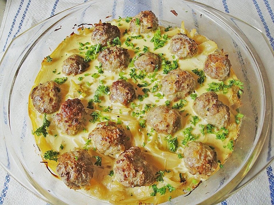 Bratwurstbällchen auf Sauerkraut von Sivi | Chefkoch