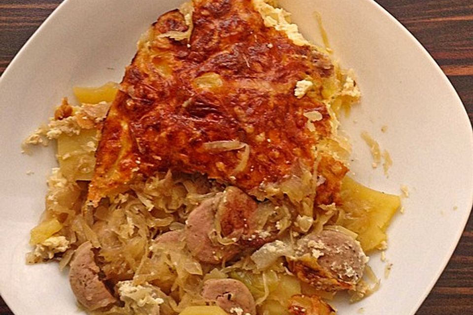 Bratwurstbällchen auf Sauerkraut