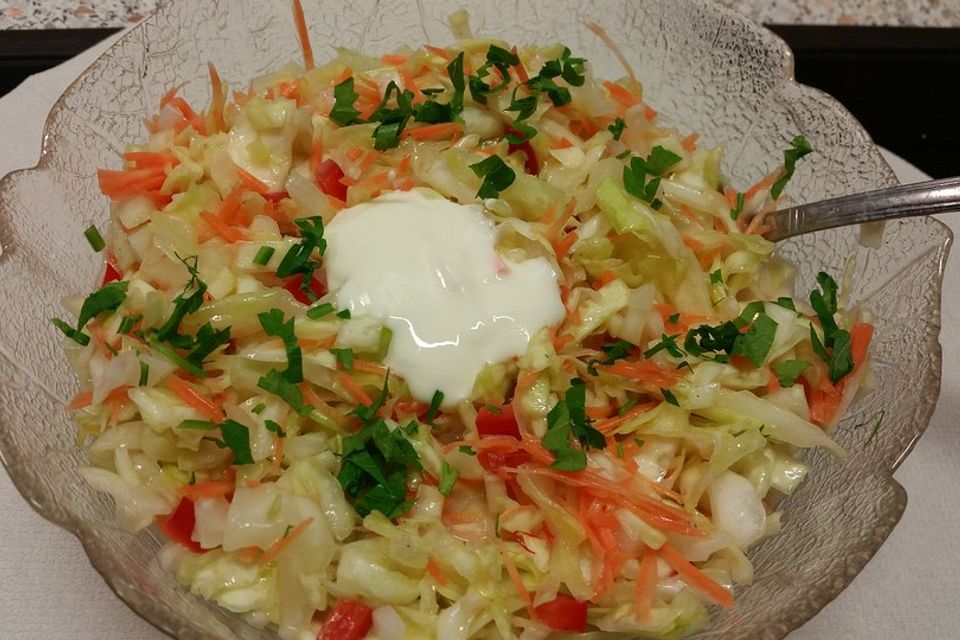 Süßsaurer Weißkohlsalat mit Paprika und Gurke