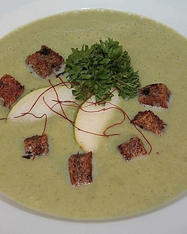 Spitzkohl-Endiven-Suppe mit Birnentopping und Petersiliencroûtons