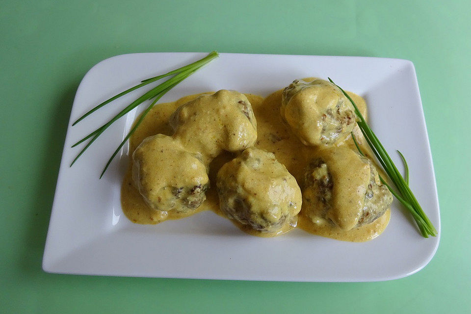 Hackbällchen in Senf-Creme-Sauce