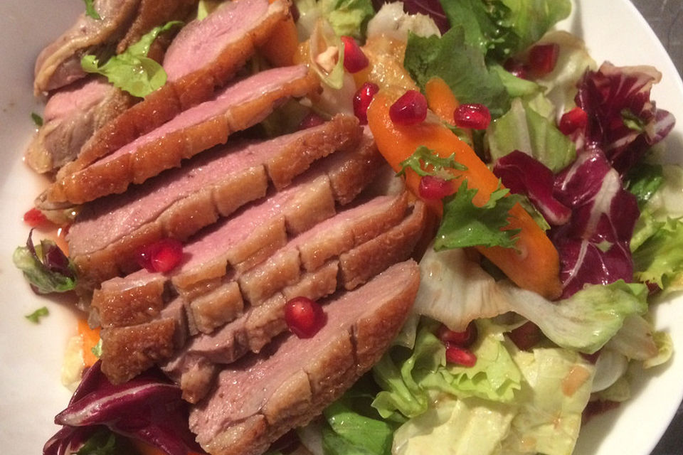 Bunter Salat mit glasierten Möhren, Entenbrust und Granatapfel-Sriracha-Dressing