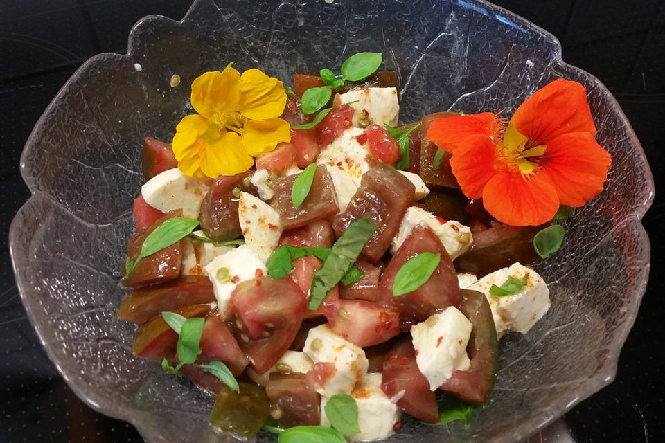 Feuriger Tomaten-Mozzarella-Salat