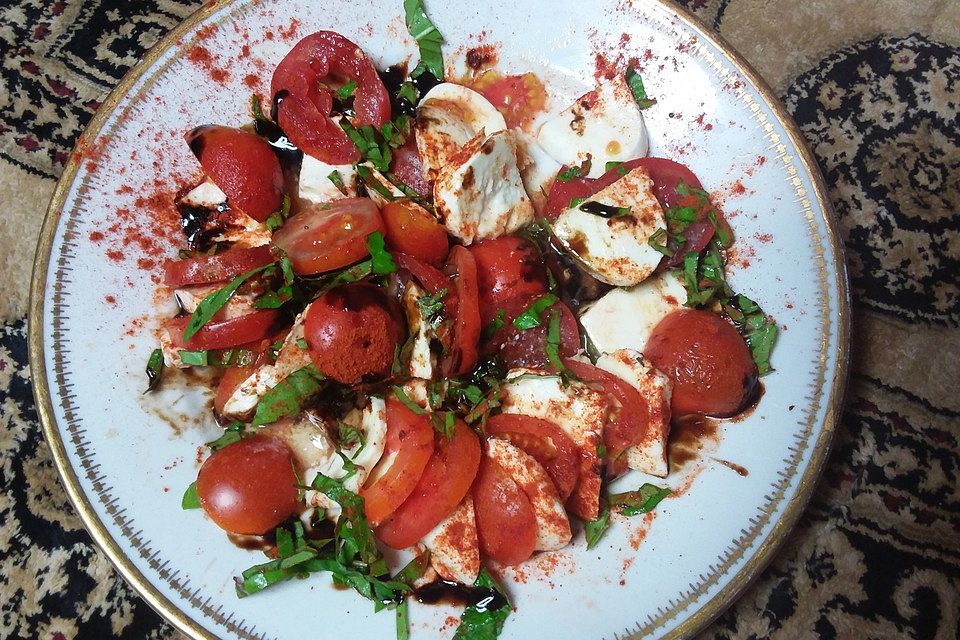 Feuriger Tomaten-Mozzarella-Salat