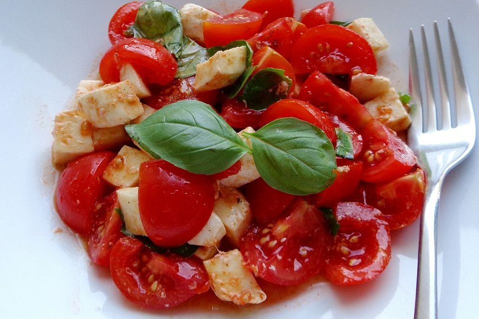 Feuriger Tomaten-Mozzarella-Salat