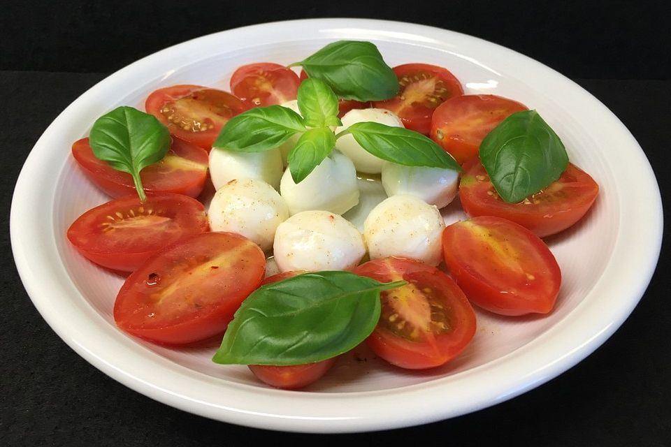 Feuriger Tomaten-Mozzarella-Salat