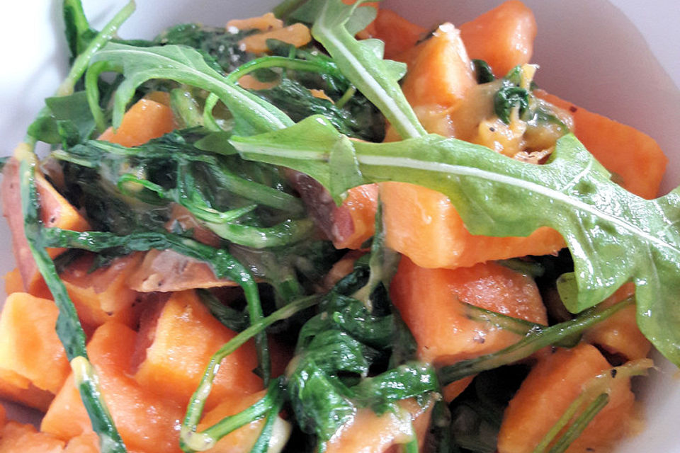 Süßkartoffelpfanne mit Rucola und Parmesan