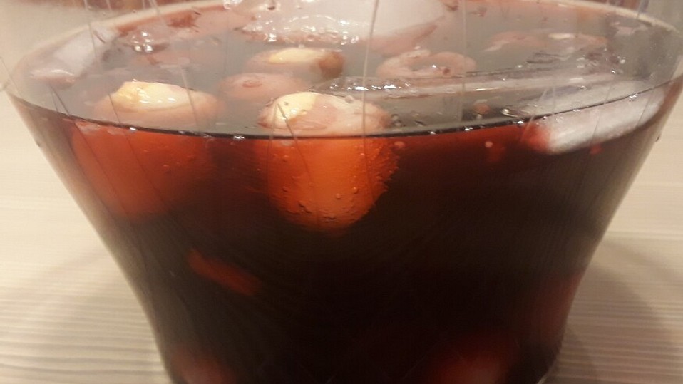 Blutbowle mit Augäpfeln und eiskalten Händen von hansindakich Blutbowle mit Augäpfeln und eiskalten Händen von hansindakich