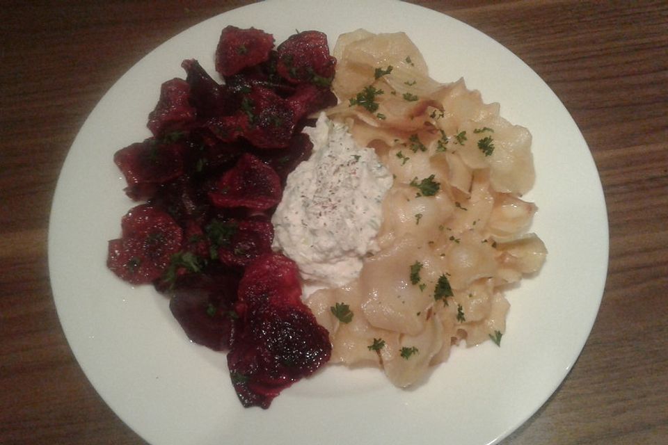 Lauch-Apfel Frischkäse mit Rote Bete- und Pastinakenchips