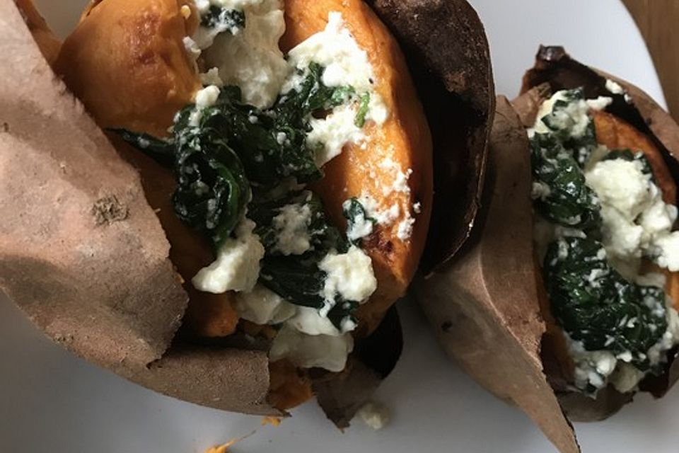 Ofen-Süßkartoffel mit Feta und Spinat