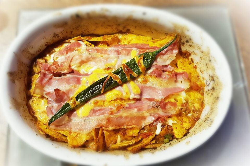 Scharfer Tortilla-Cheddar-Auflauf mit Bacon