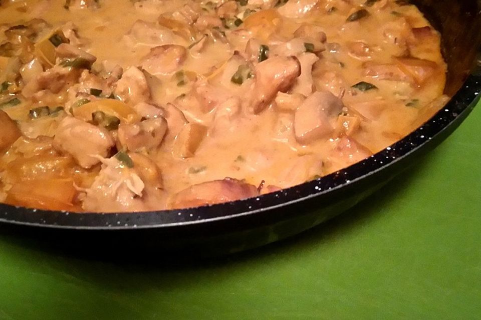 Einfaches Hähnchen-Curry mit Paprika und Champignons