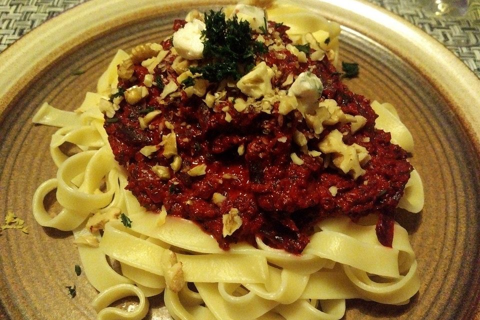 Tagliatelle mit Rote Bete-Roquefort-Sauce und Walnüssen