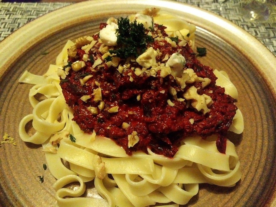 Tagliatelle mit Rote Bete-Roquefort-Sauce und Walnüssen von McMoe| Chefkoch