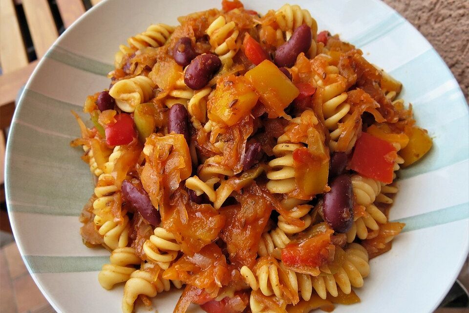 Fusilli-Paprika-Sauerkraut-Topf mit Kidneybohnen