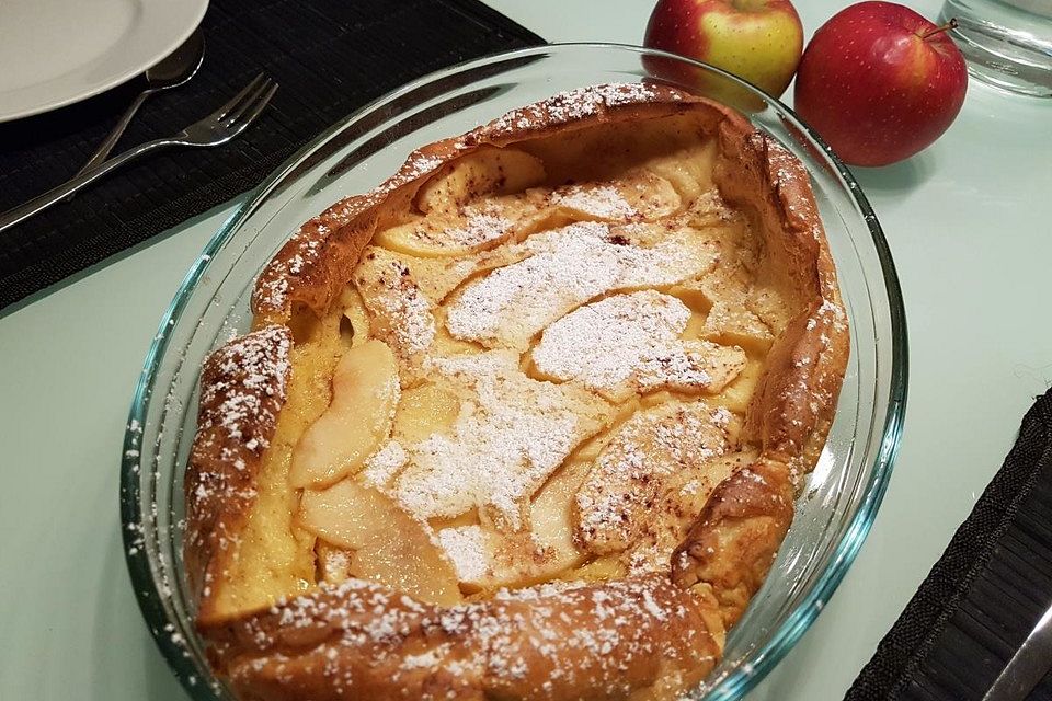 Apfel-Pfannkuchen aus dem Backofen